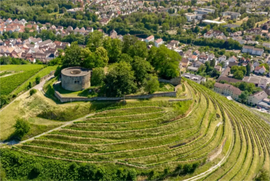 KFZ Gutachter in Weinsberg, Burgruine Weibertreu über den Weinbergen